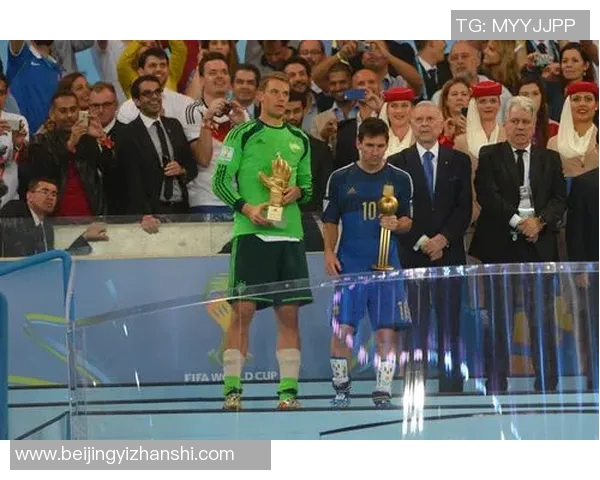 足球明星偶遇偶像瞬间感动无数球迷的珍贵时刻 足球明星偶遇偶像瞬间感动无数球迷的珍贵时刻