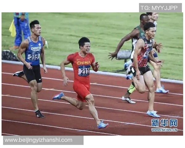 小腿粗壮的足球明星们如何在赛场上展现力量与速度的完美结合