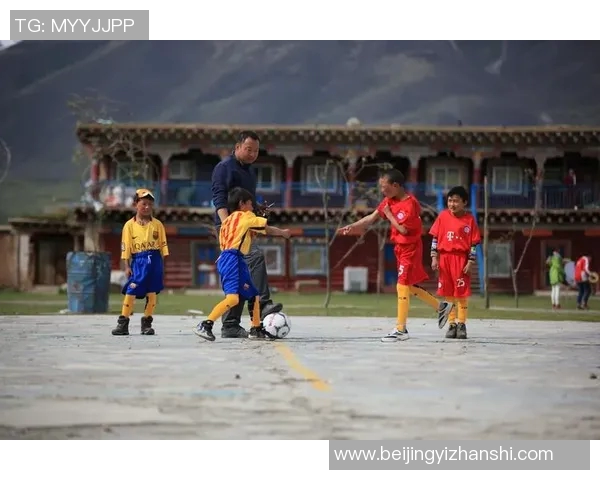 足球明星走进牧区与乡村孩子们亲密互动的温馨瞬间 足球明星走进牧区与乡村孩子们亲密互动的温馨瞬间